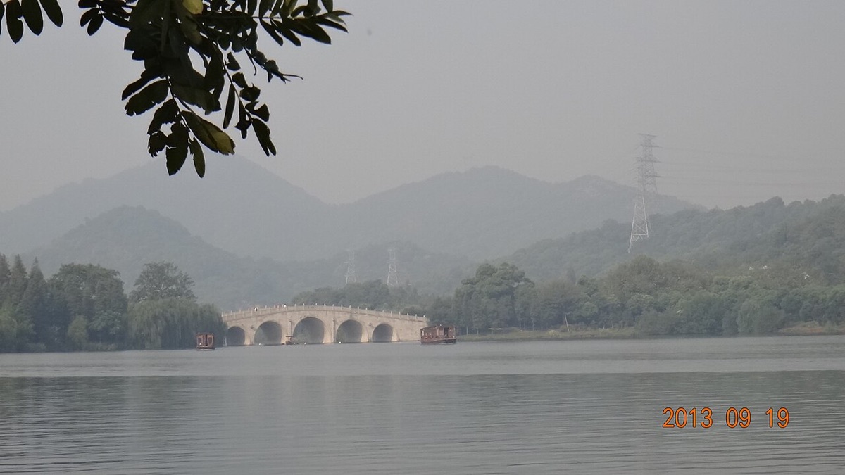 湘湖跨湖桥横跨湖面